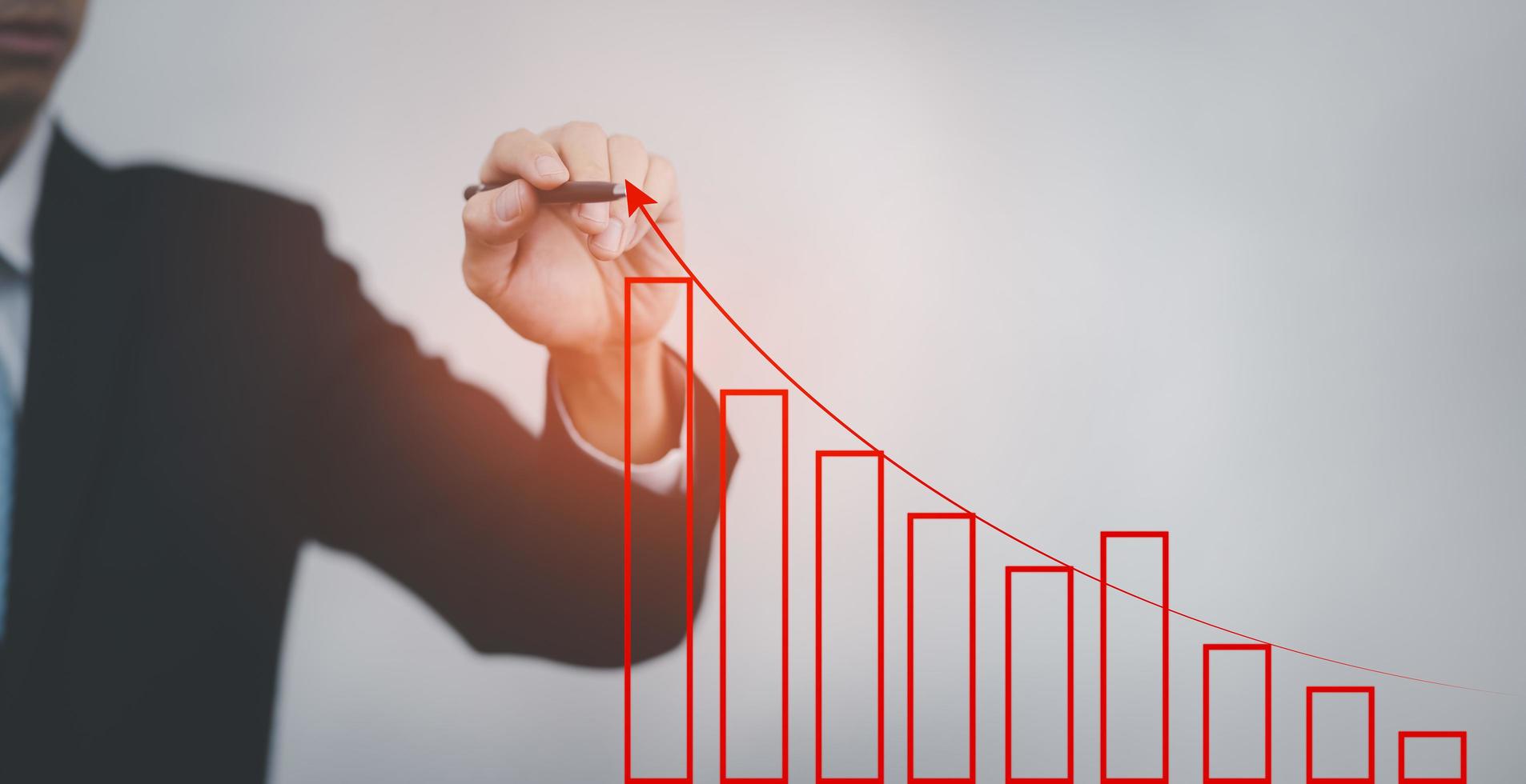 las pérdidas del gráfico de crecimiento de escritura empresarial en el concepto de gráfico del mercado de valores, el gráfico de mercado de línea táctil de lápiz de uso comercial y las flechas rojas caen al suelo, lo que indica la recesión económica. foto