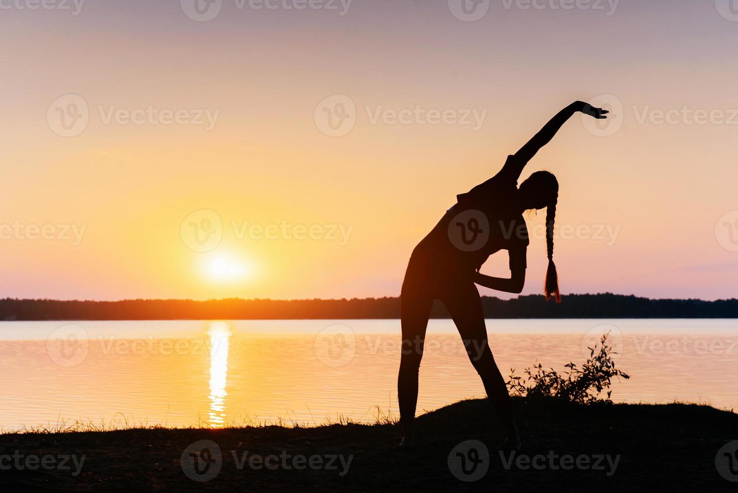 chica al atardecer junto al lago foto