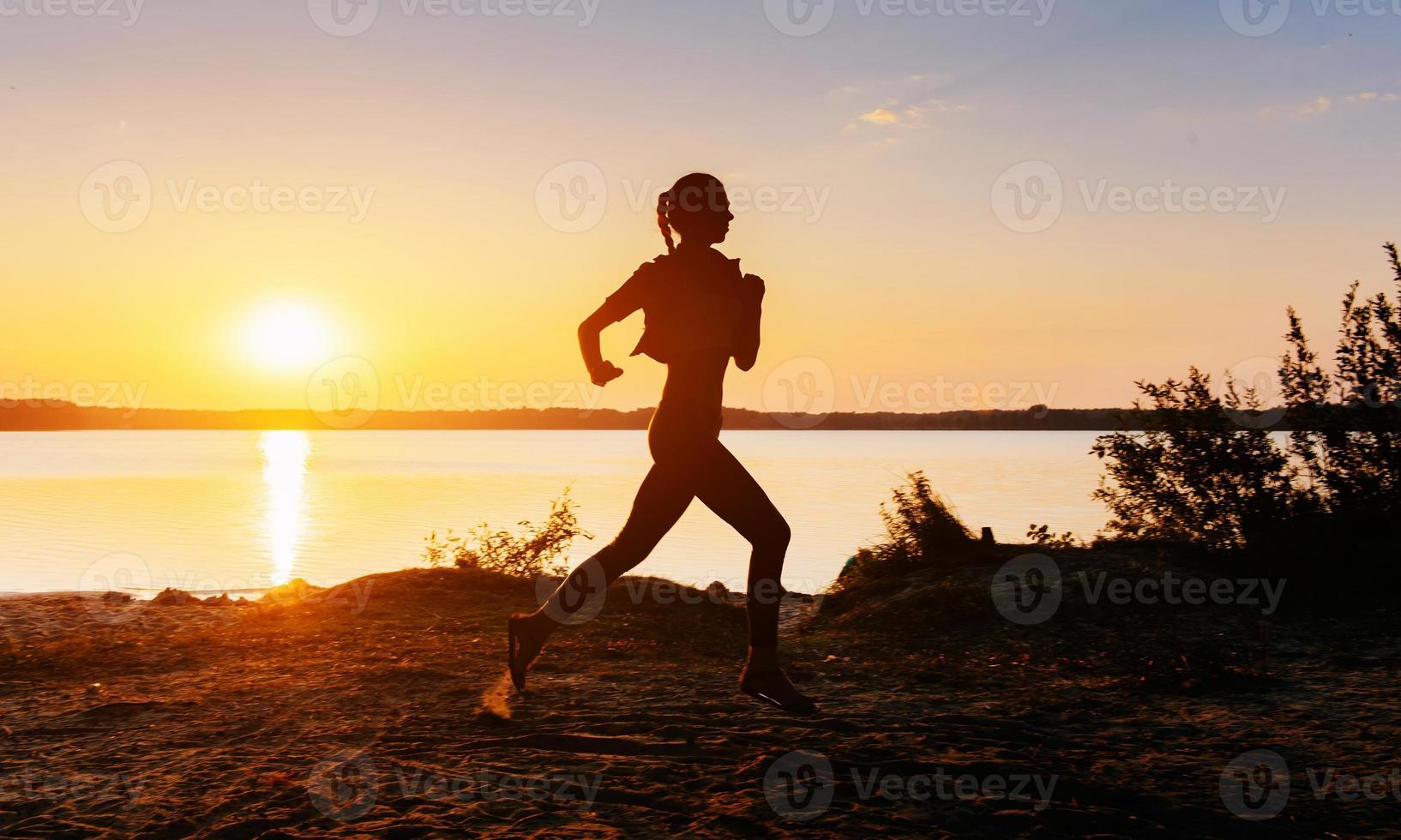 chica al atardecer junto al lago foto