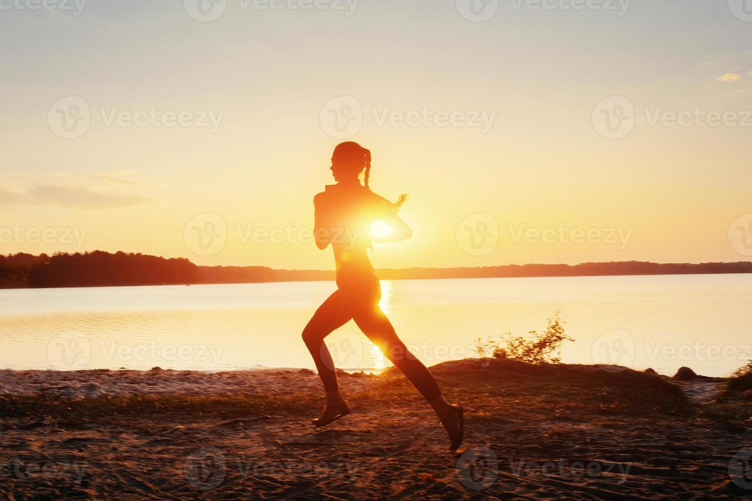 chica al atardecer junto al lago. foto