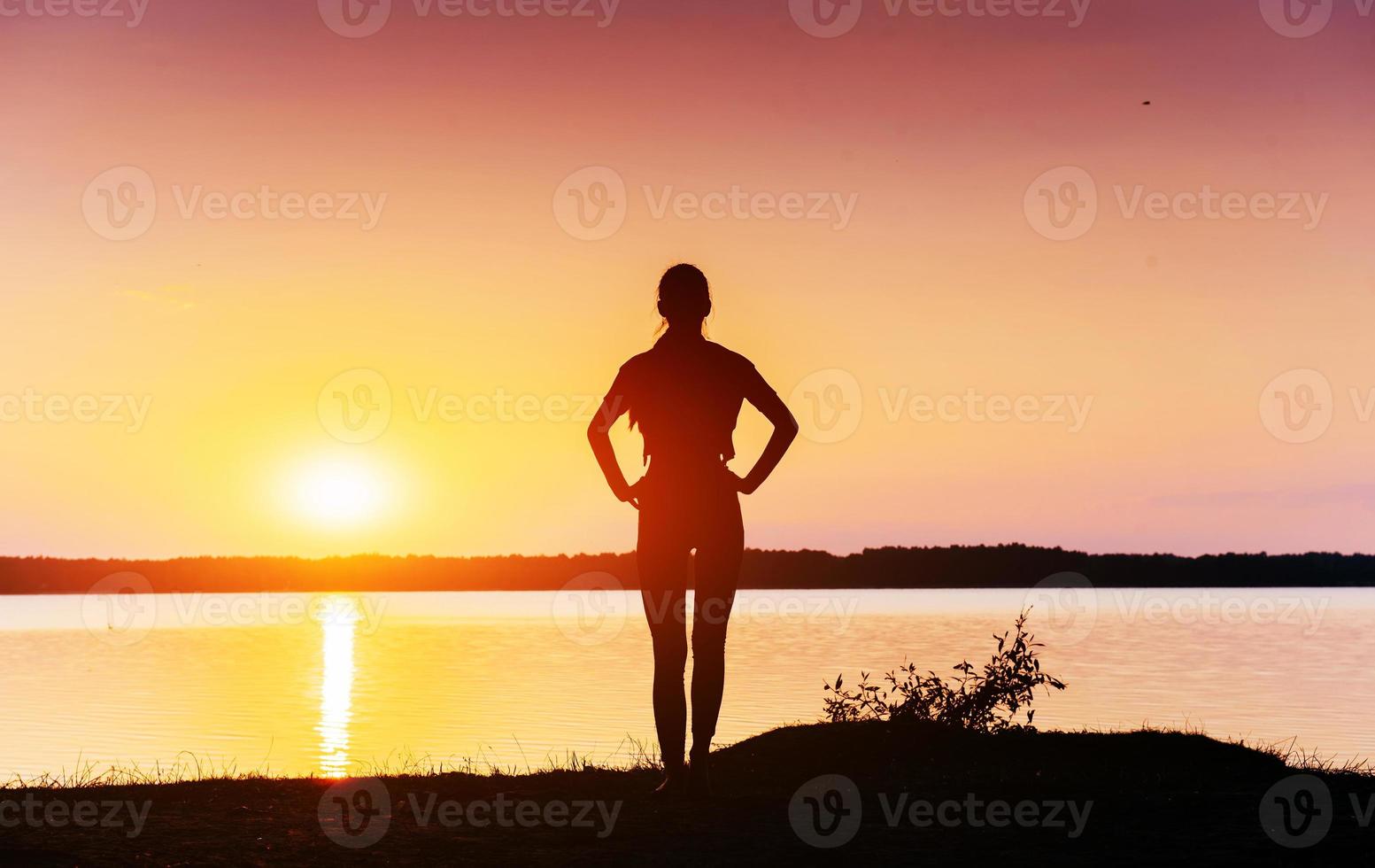 chica al atardecer junto al lago foto