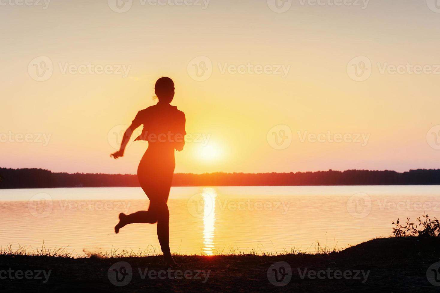 chica al atardecer junto al lago. foto