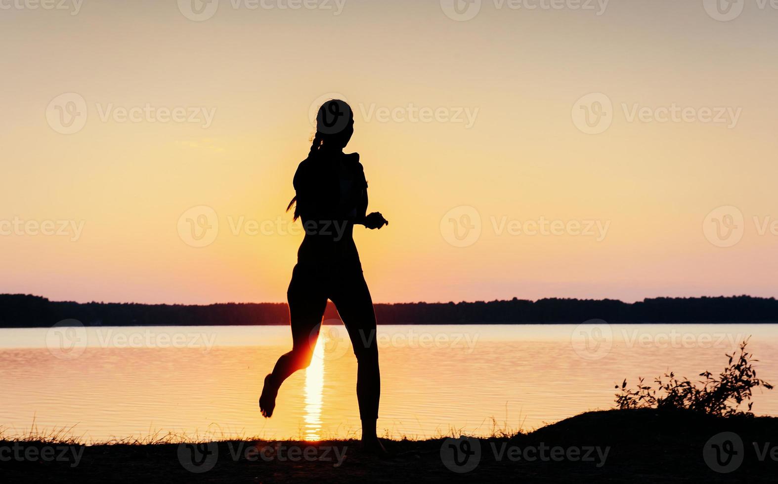 chica al atardecer junto al lago foto