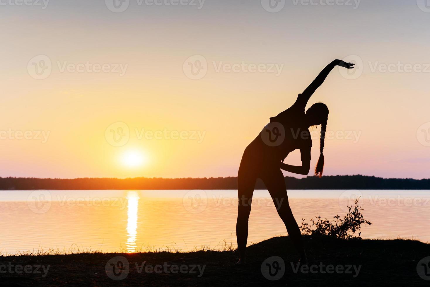 chica al atardecer junto al lago foto