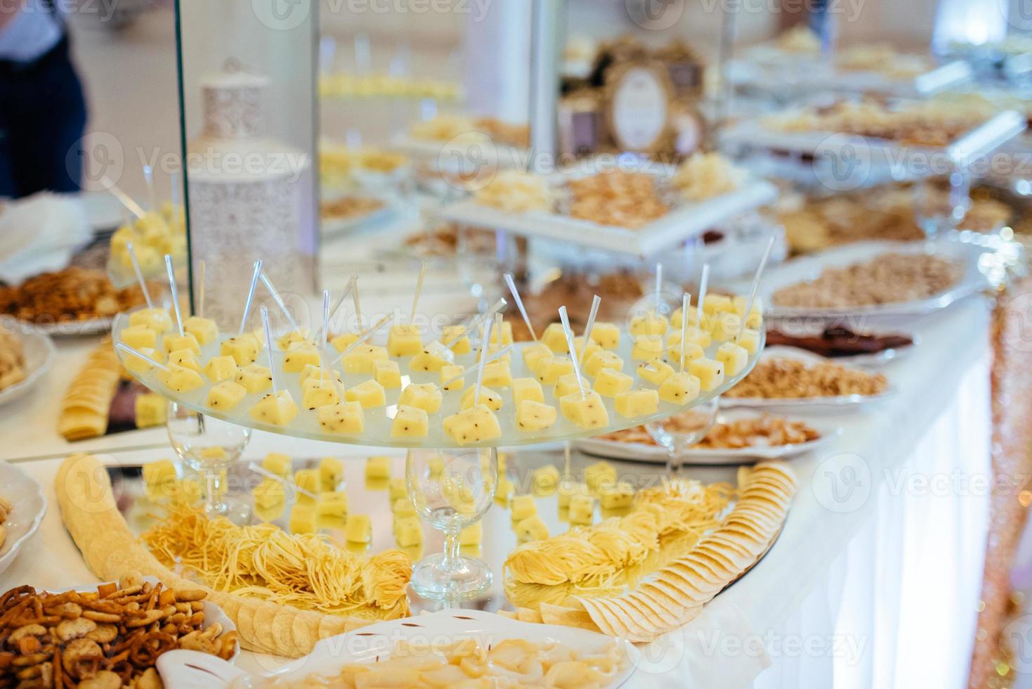 buena mesa de buffet exquisita en un evento solemne foto