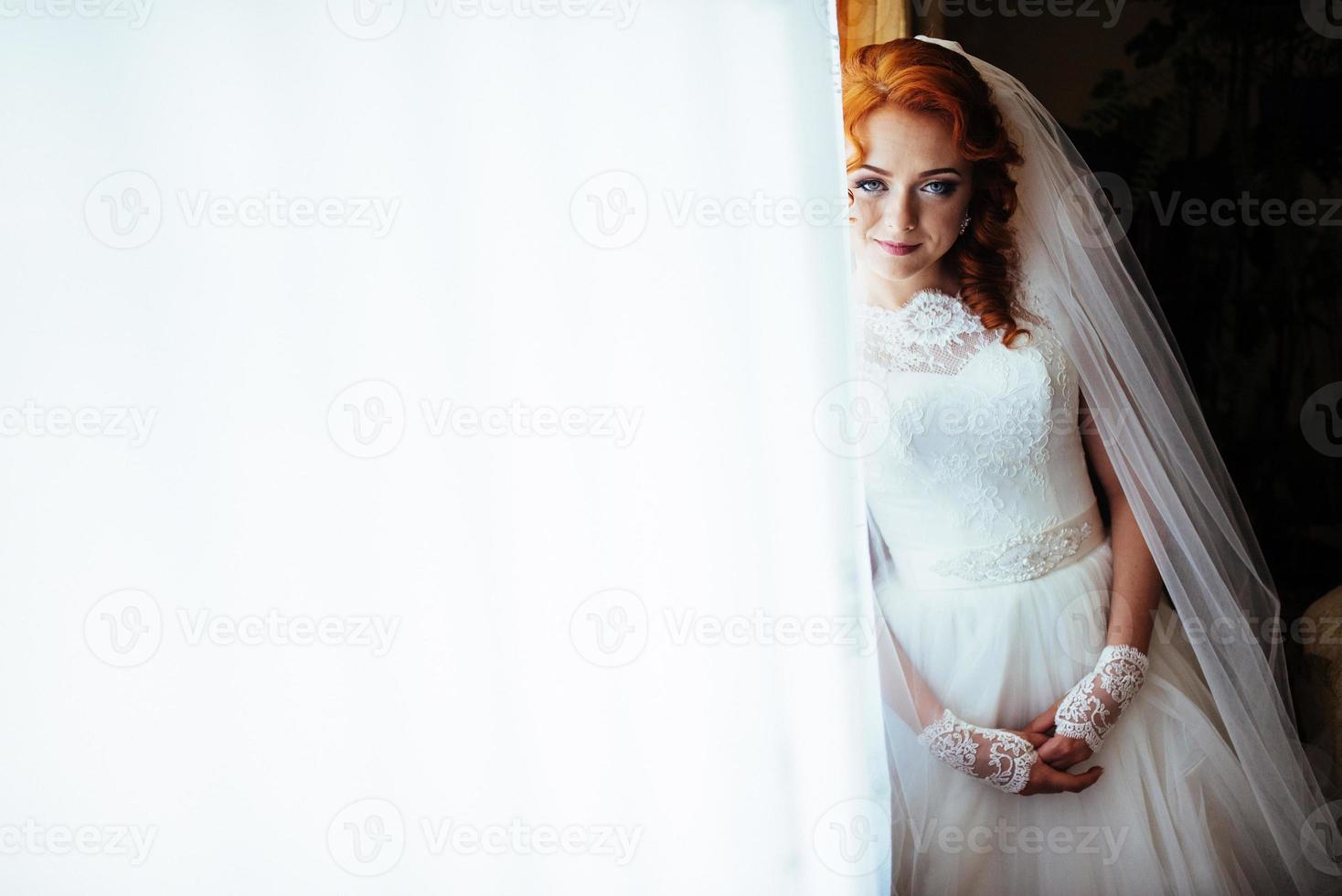 novia cerca de cortinas foto