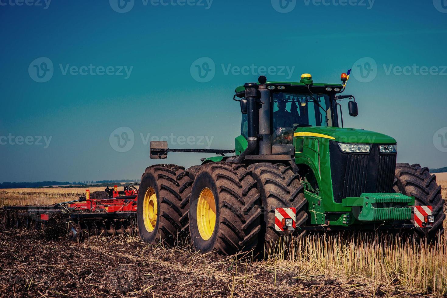 tractores trabajando en el campo foto