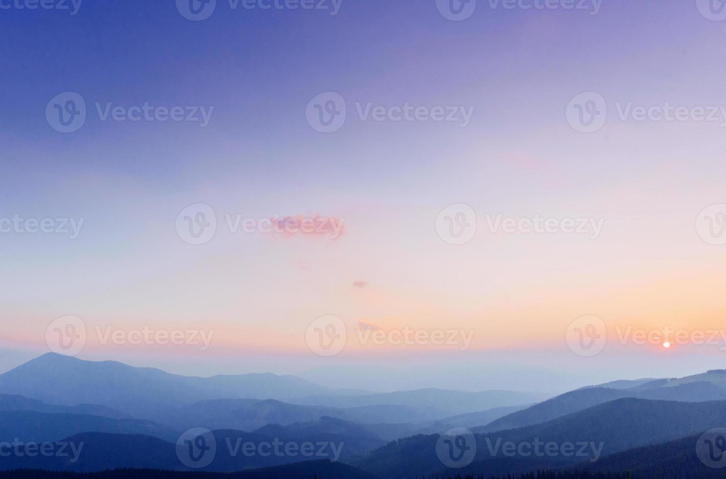 fantástica puesta de sol en las montañas de ucrania foto