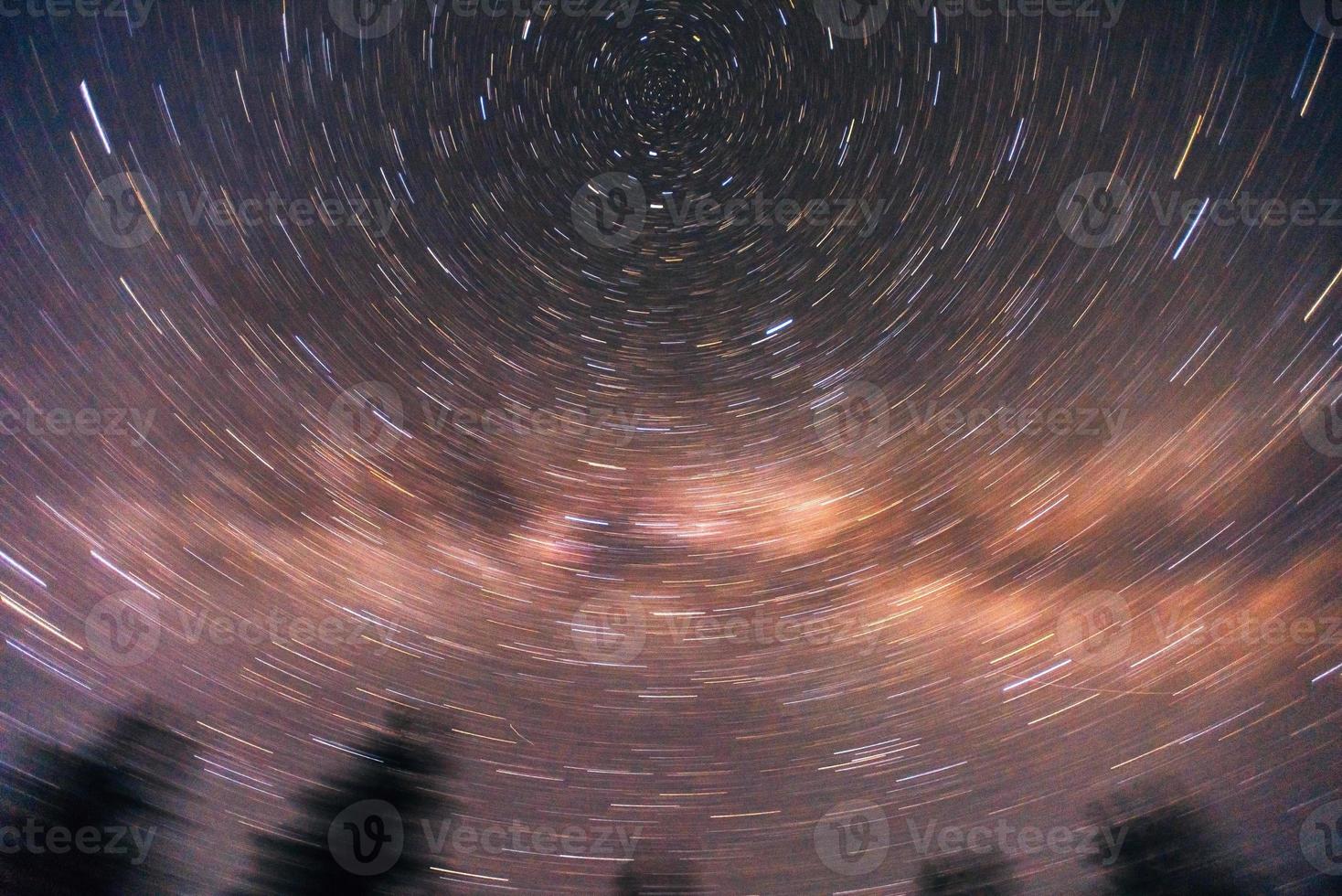 cielo de estrellas en las montañas foto