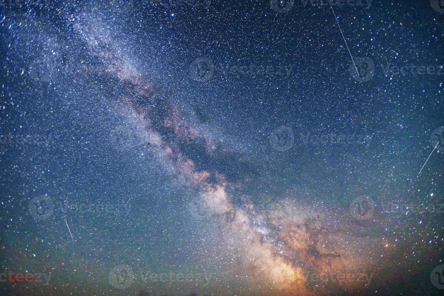 fantástica lluvia de meteoritos de invierno y las montañas nevadas foto