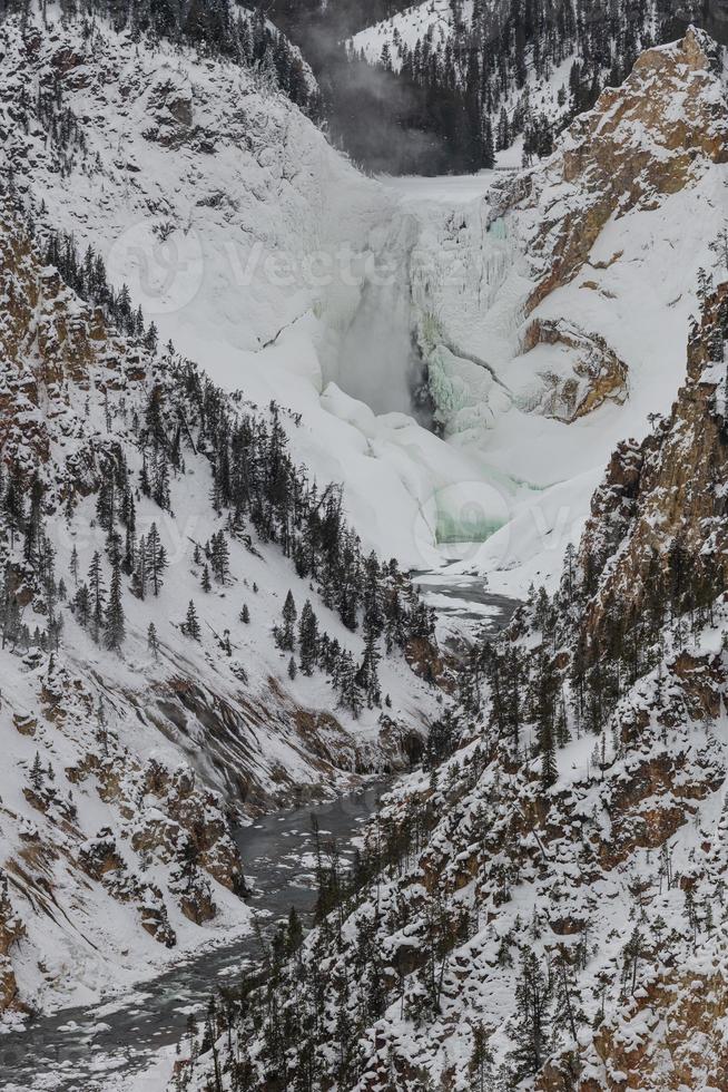 las cataratas más bajas del río Yellowstone en invierno. Parque Nacional Yellowstone foto