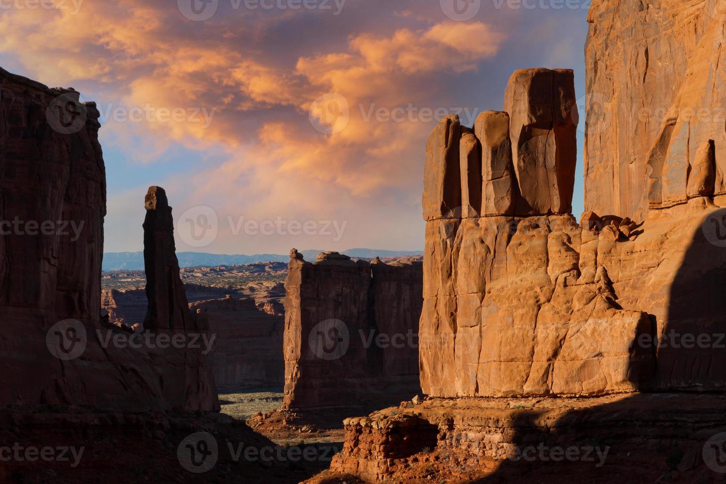 viajes y turismo - escenarios del oeste de estados unidos. formaciones de roca roja en el parque nacional arches, utah. foto