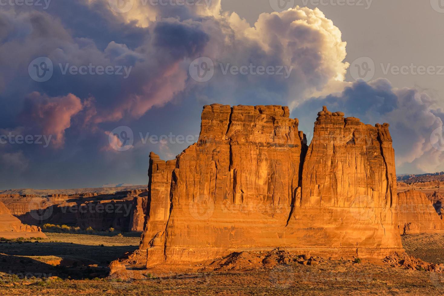 viajes y turismo - escenarios del oeste de estados unidos. formaciones de roca roja en el parque nacional arches, utah. foto