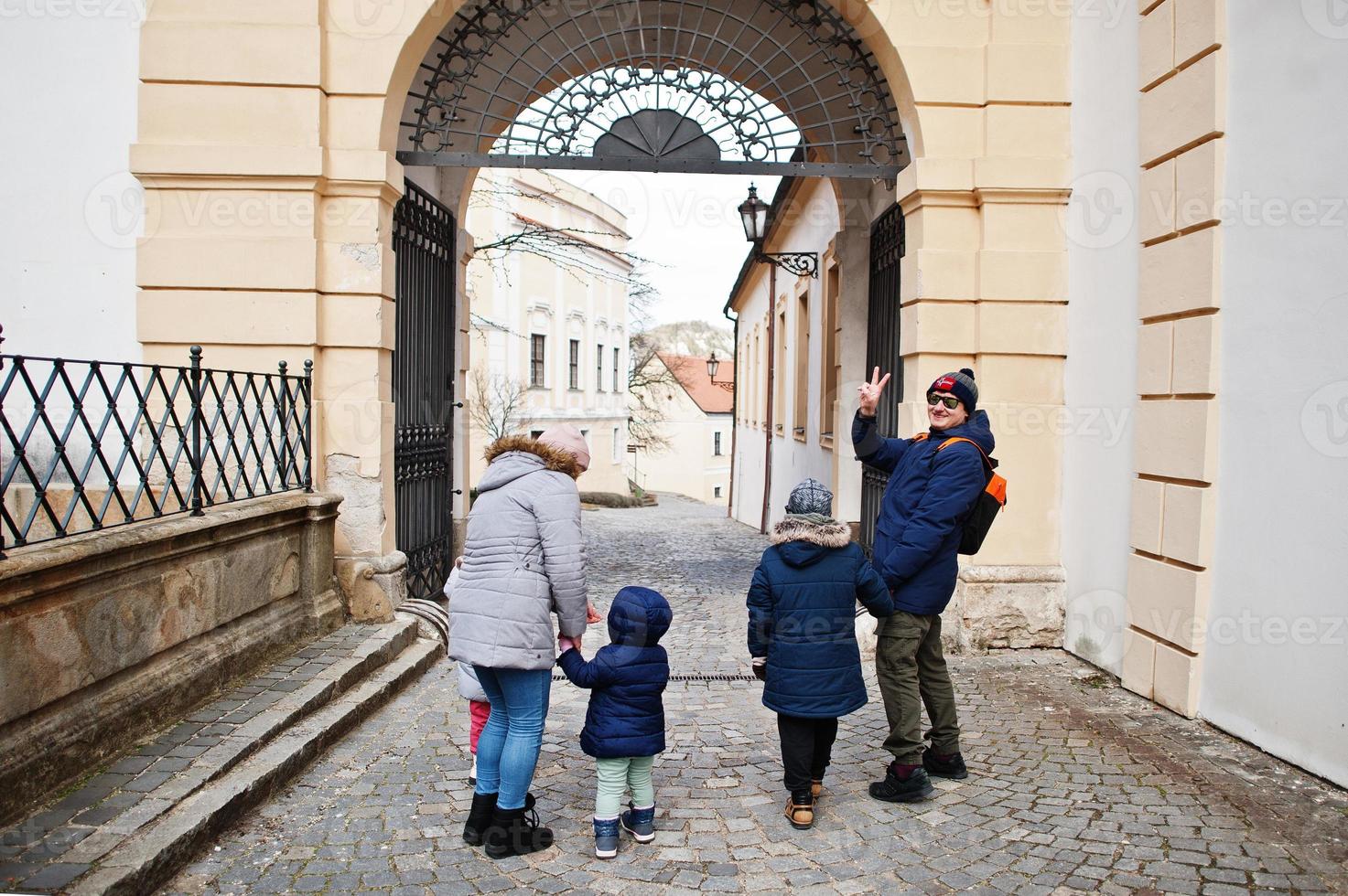 familia caminando en el histórico castillo de mikulov, moravia, república checa. antigua ciudad europea. foto