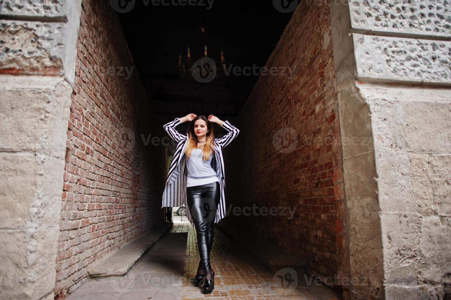 mirada de mujer de moda con chaqueta de rayas blancas y negras, pantalones de