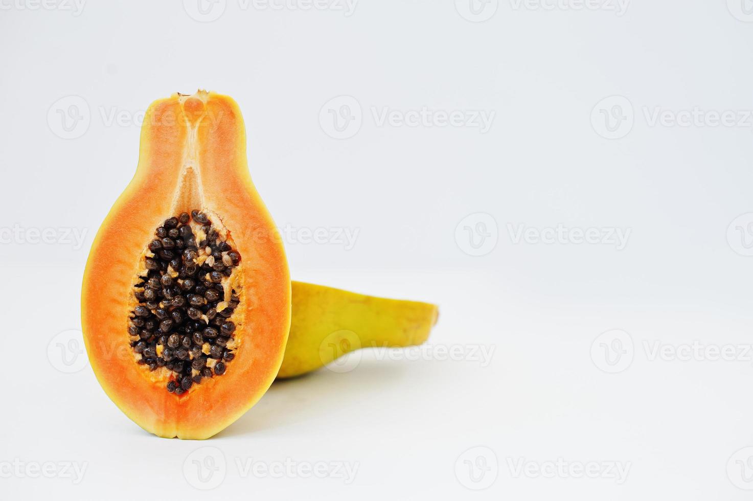 fruta exótica papaya o papaw aislado sobre fondo blanco. alimentación saludable alimentos dietéticos. foto