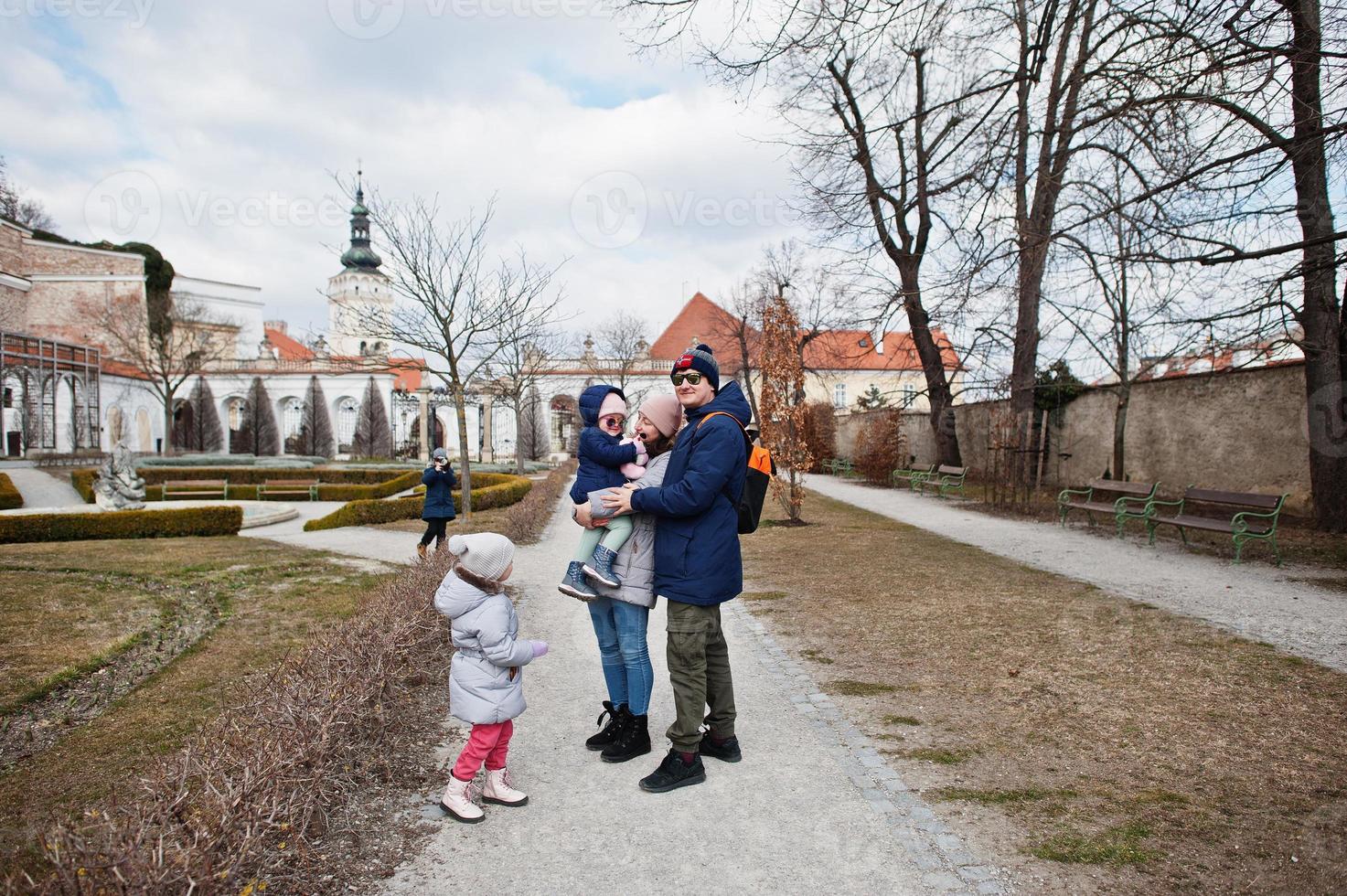 familia caminando en el histórico castillo de mikulov, moravia, república checa. antigua ciudad europea. foto