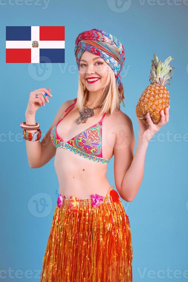 hermosa mujer rubia sonriente alegre en bikini en estilo tropical sobre fondo azul. viajes y cultura foto