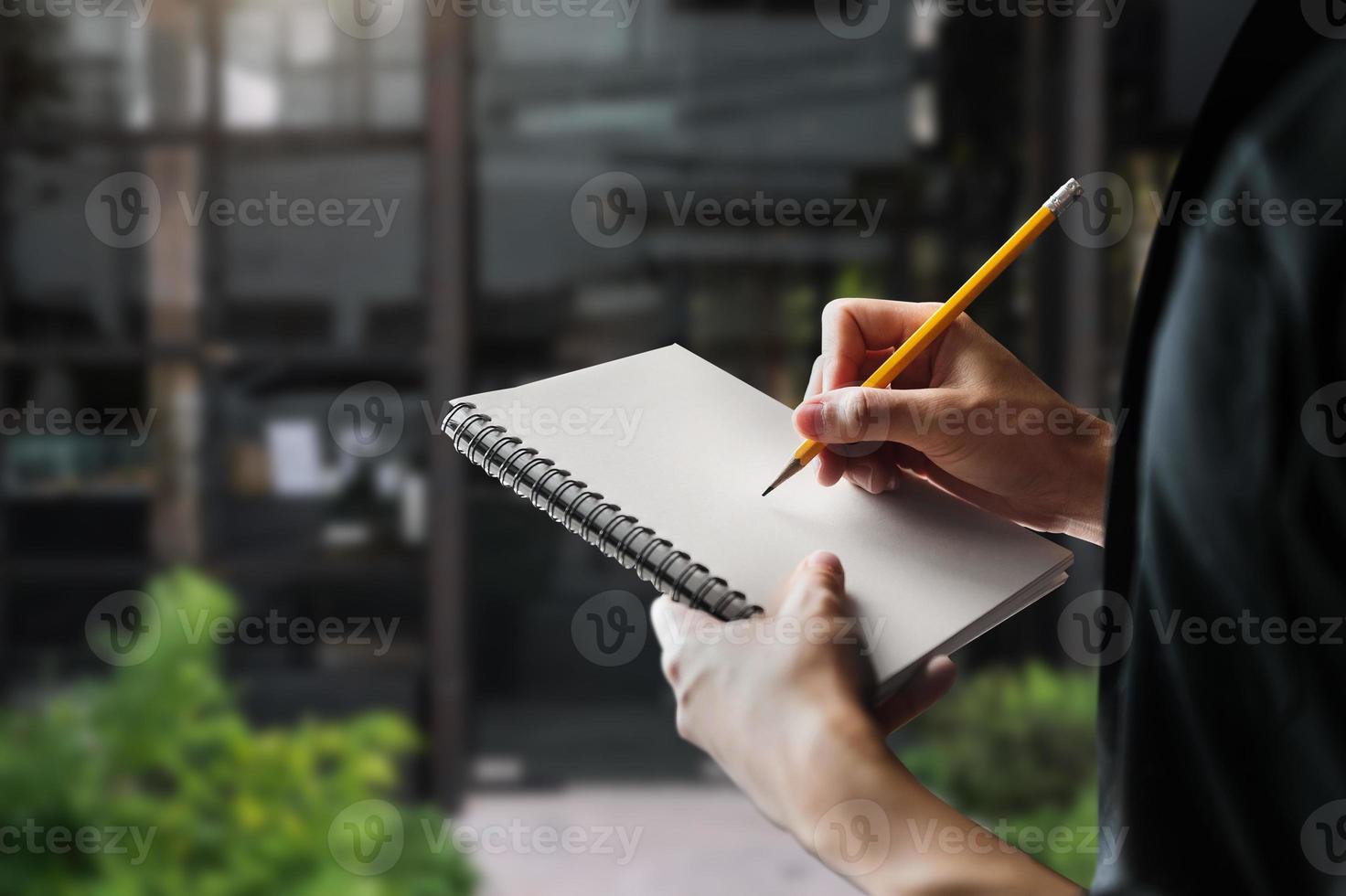 perder la escritura de la mano de la mujer es tomar notas mientras está de pie foto