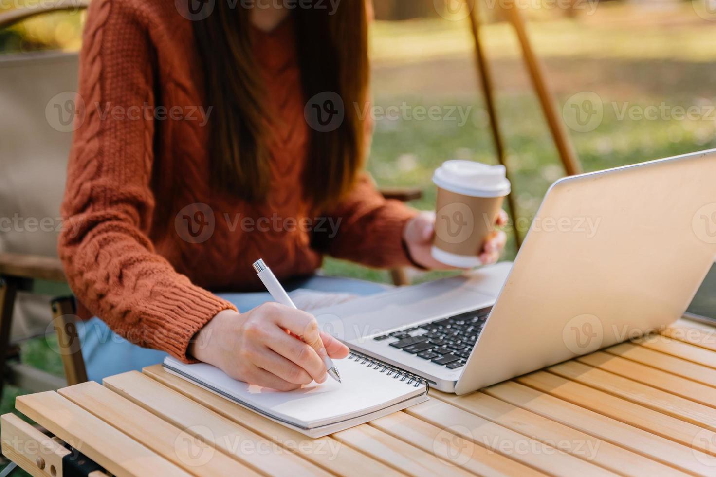 mano de hombre de negocios trabajando con una nueva computadora moderna y escribiendo en el diagrama de estrategia del bloc de notas como concepto foto