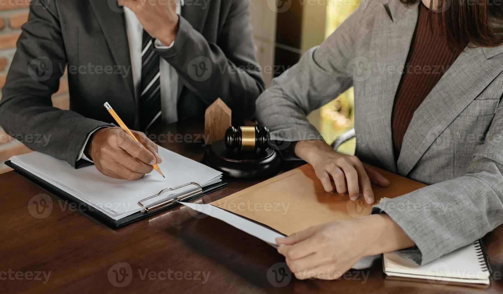 empresarios y abogados discutiendo documentos de contrato sentados. conceptos de derecho, servicios legales. foto