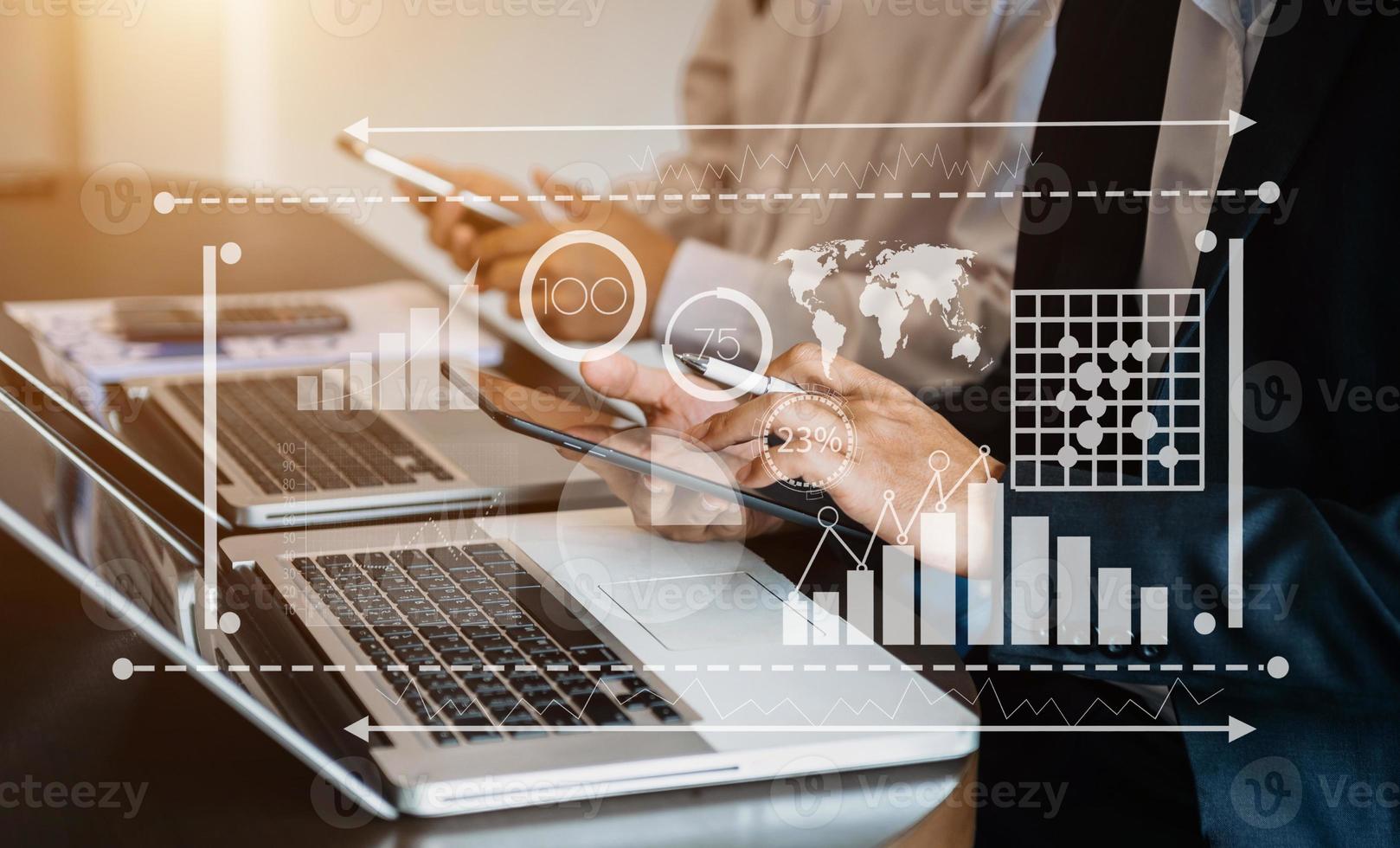 inteligencia y análisis de negocios con concepto de tablero. diseñador de sitios web que trabaja en una computadora portátil con tableta digital. foto