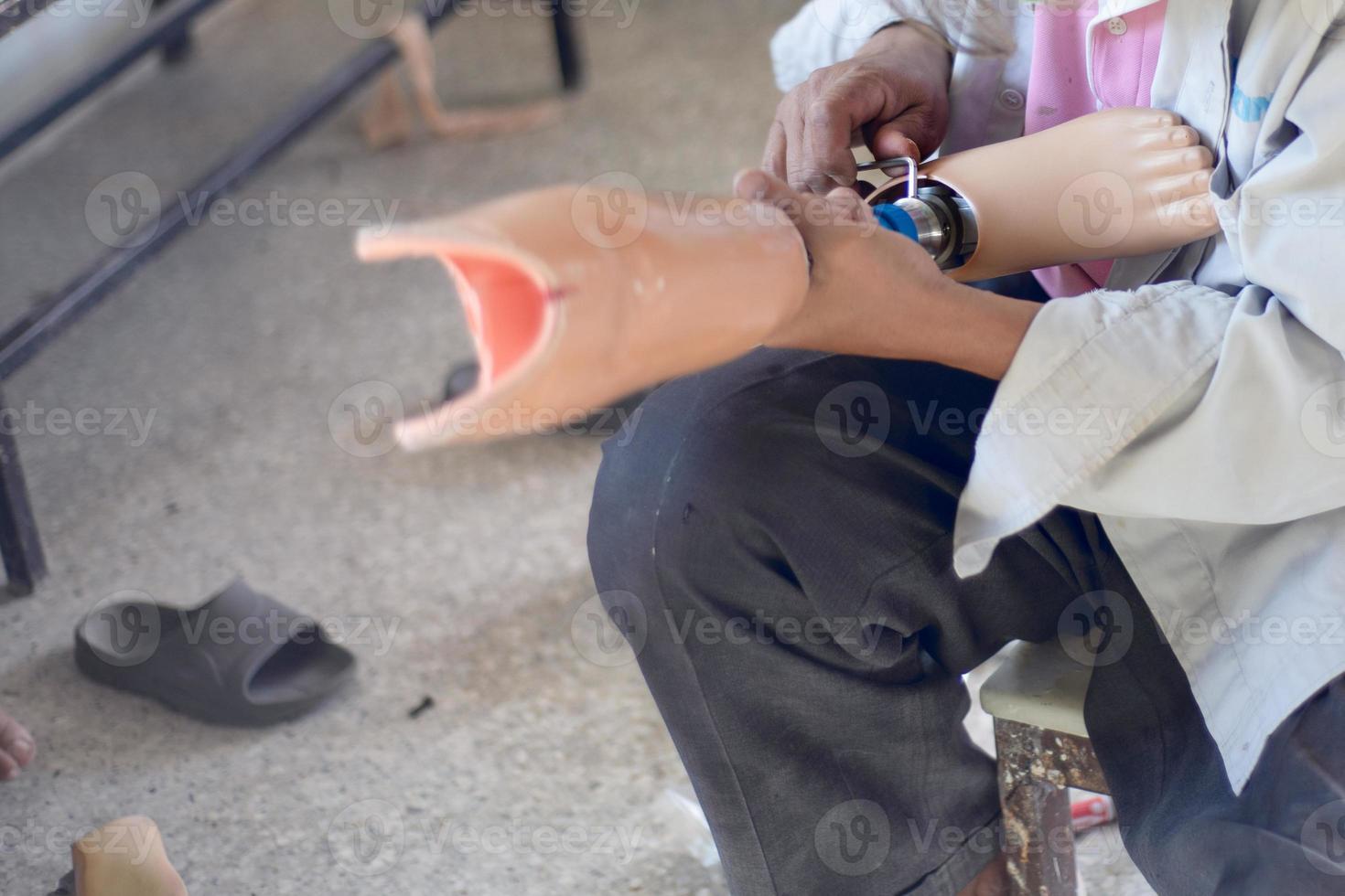 PO technician fixing screw photo