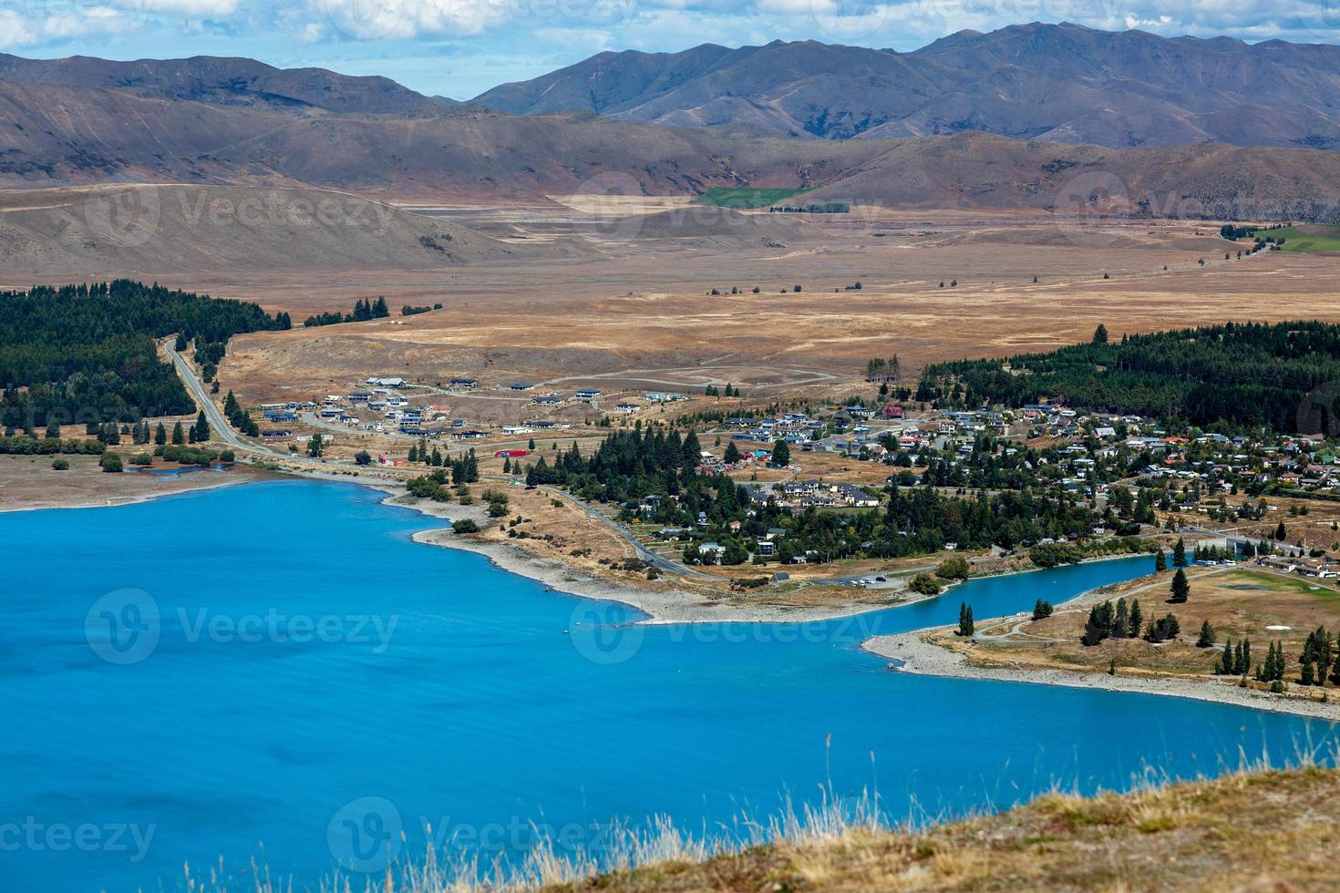 vista de la ciudad de tekapo en la orilla del lago tekapo foto