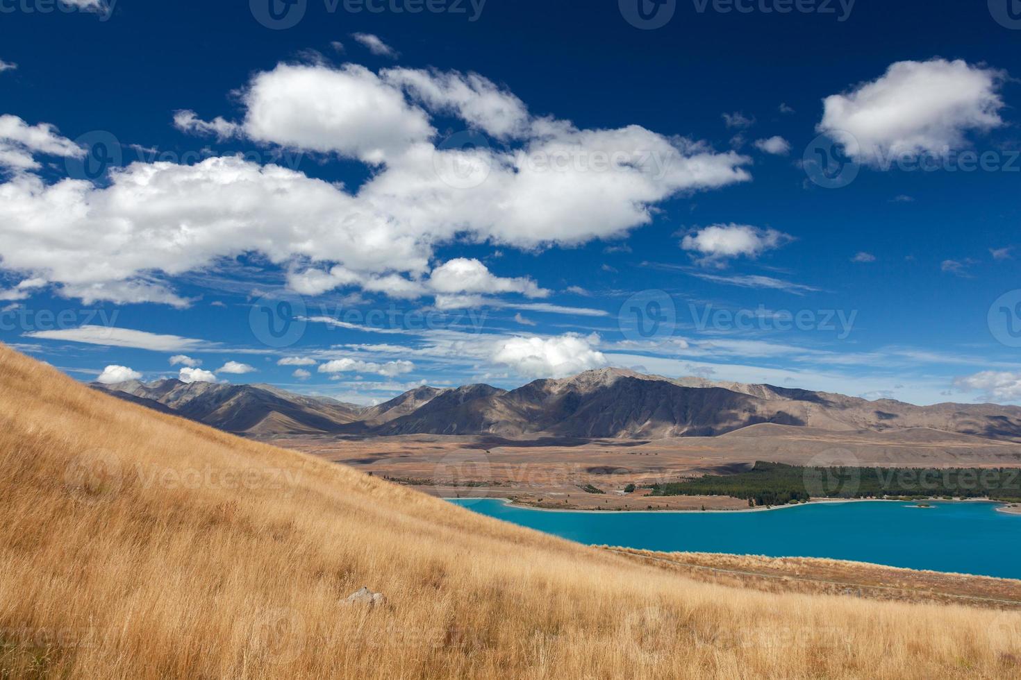 vista panorámica del campo alrededor del lago tekapo foto