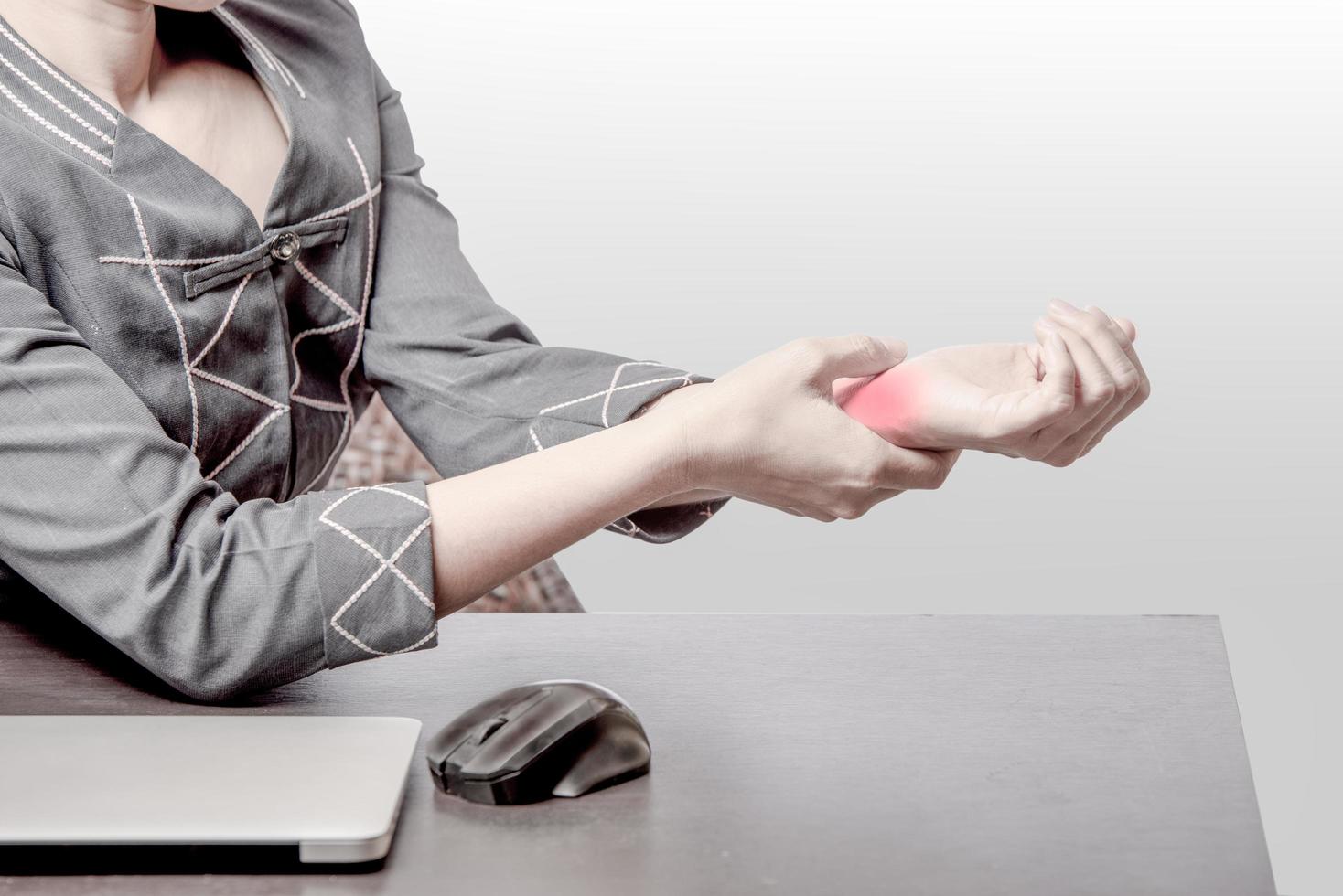 mujer de oficina trabajando y dolor en la articulación de la muñeca, concepto de síndrome de oficina foto