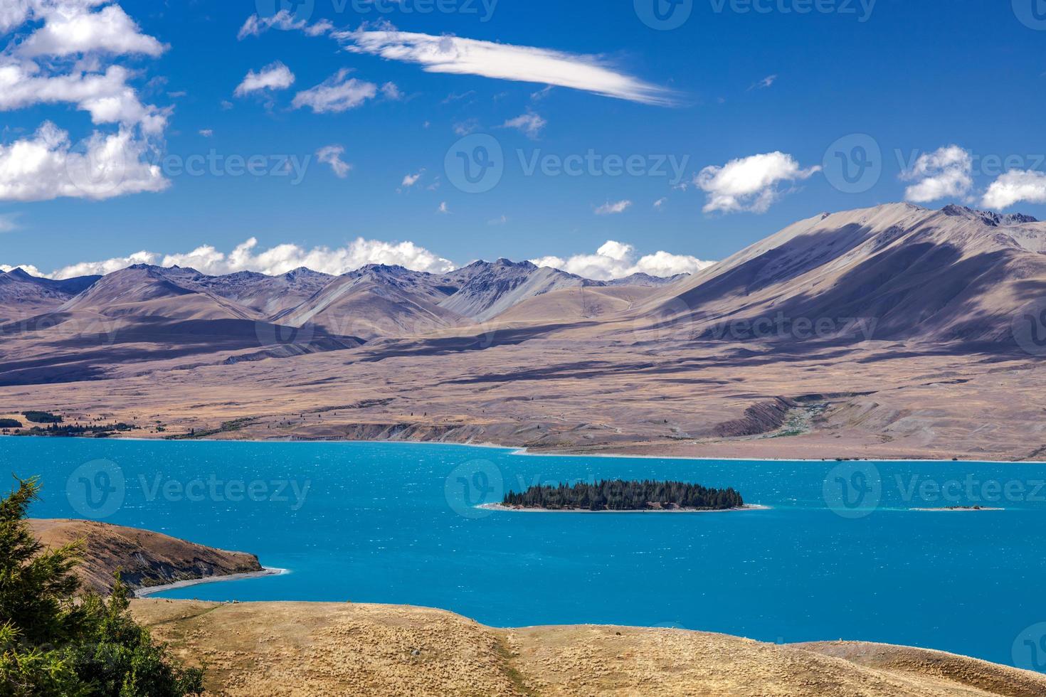 vista panorámica de la isla motuariki en el colorido lago tekapo foto