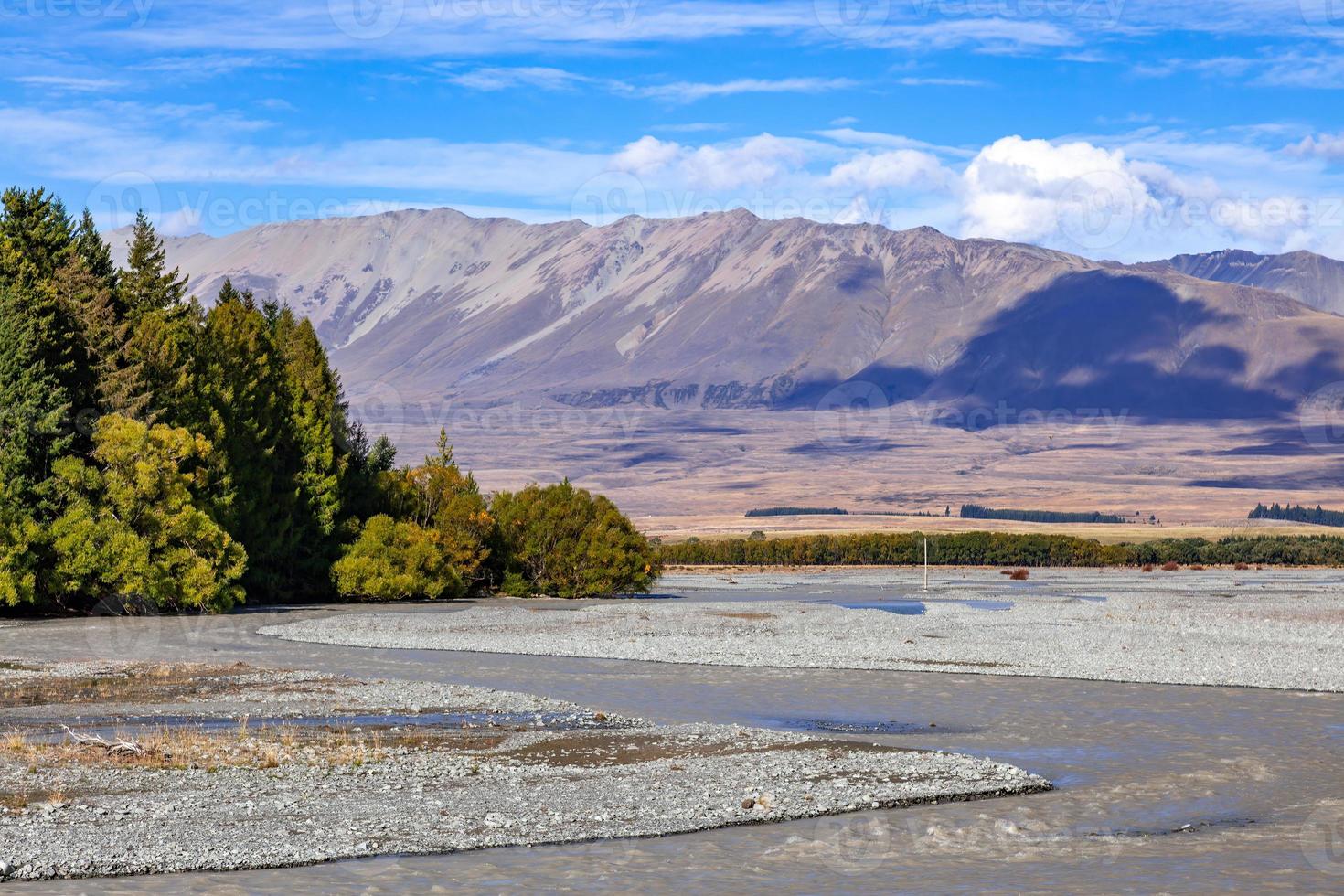 vista panorámica del río waitaki en nueva zelanda foto