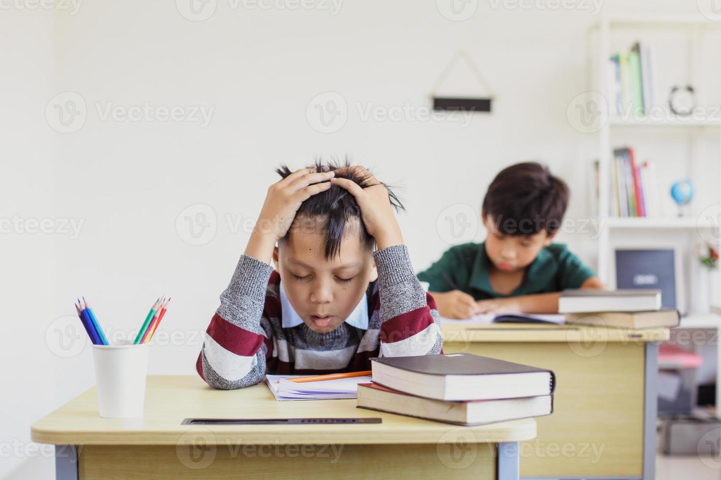 estudiante asiático estresado durante el examen en el aula foto