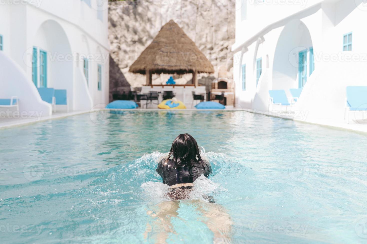 mujer turista nadando en la piscina el día de verano foto