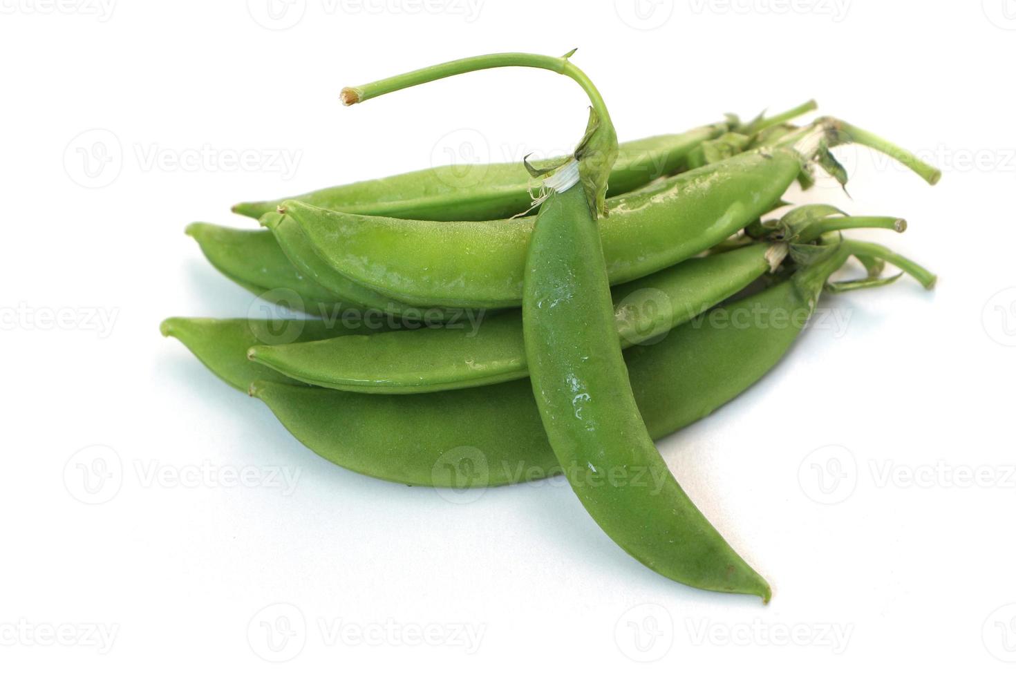 guisantes verdes orgánicos aislados en un fondo blanco. foto