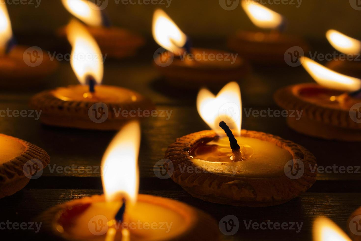 encienda una vela en el suelo, concepto de luto por los muertos con velas calientes. foto