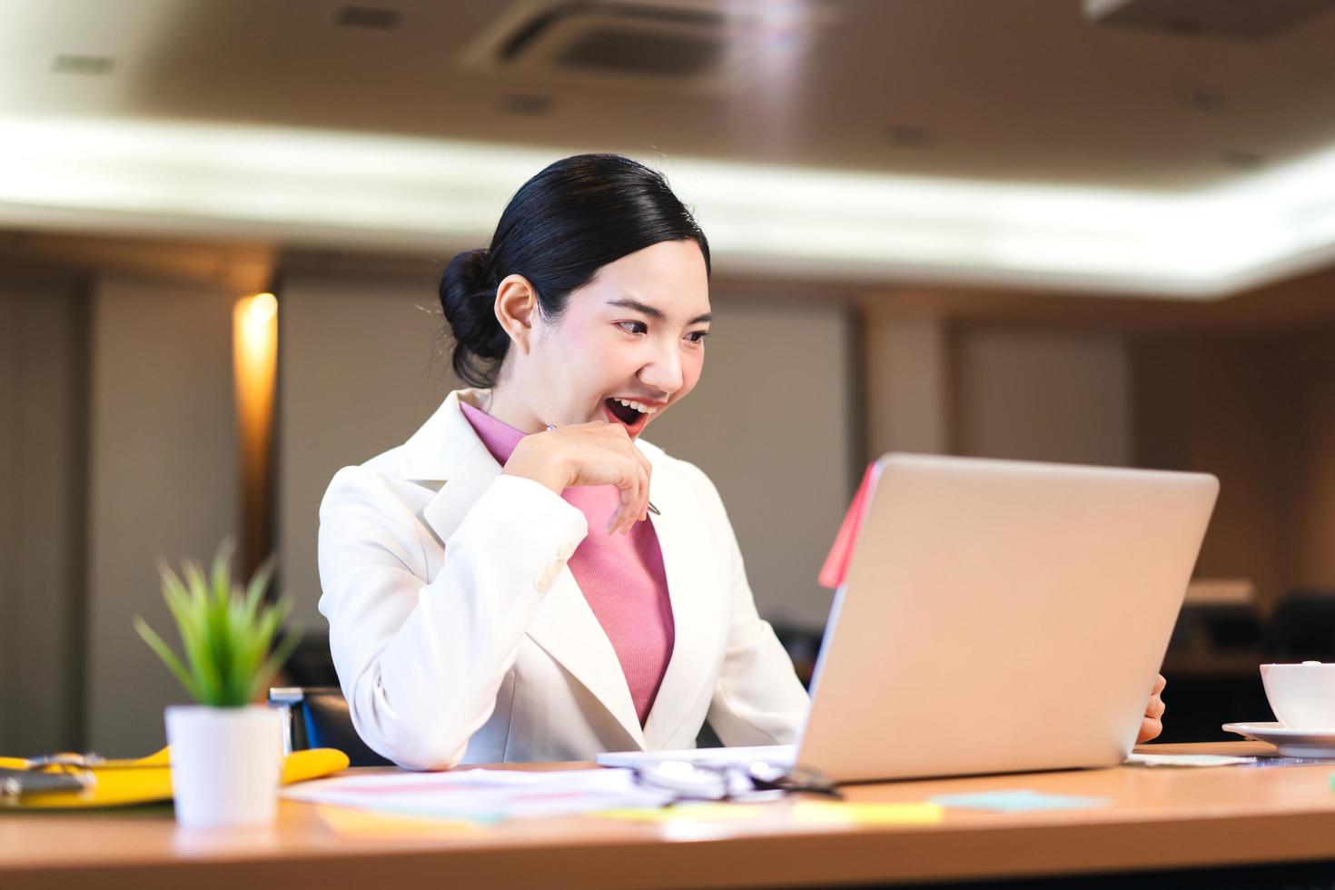 mujer de negocios wow emoción buen sentimiento sobre el trabajo en la oficina. foto