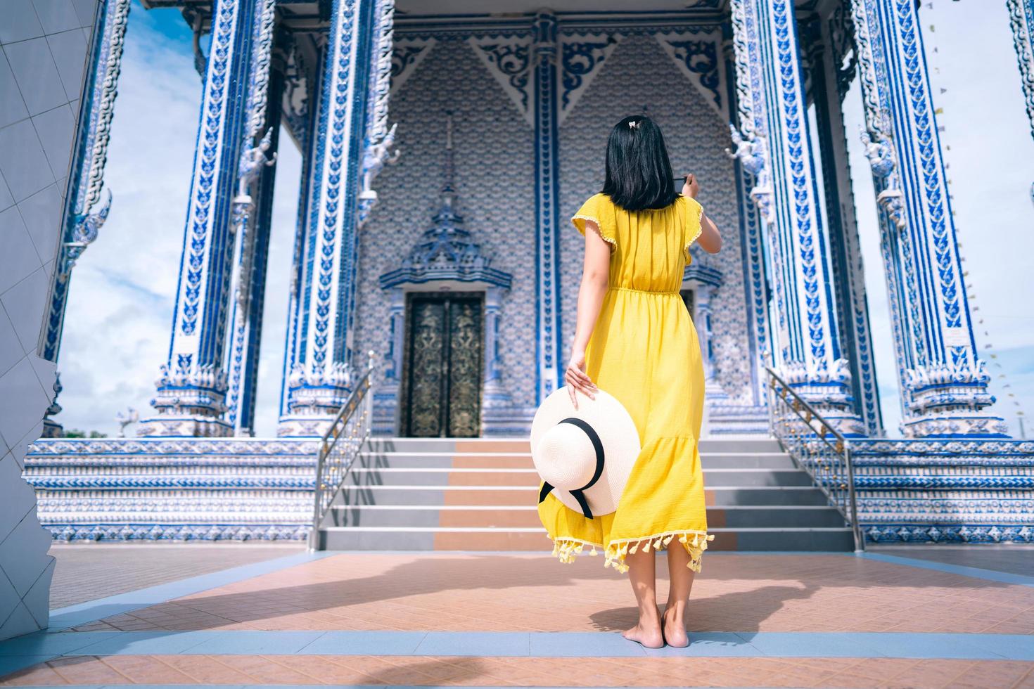 vista trasera de una mujer sola asia viajes locales al aire libre pasión por los viajes en tailandia foto