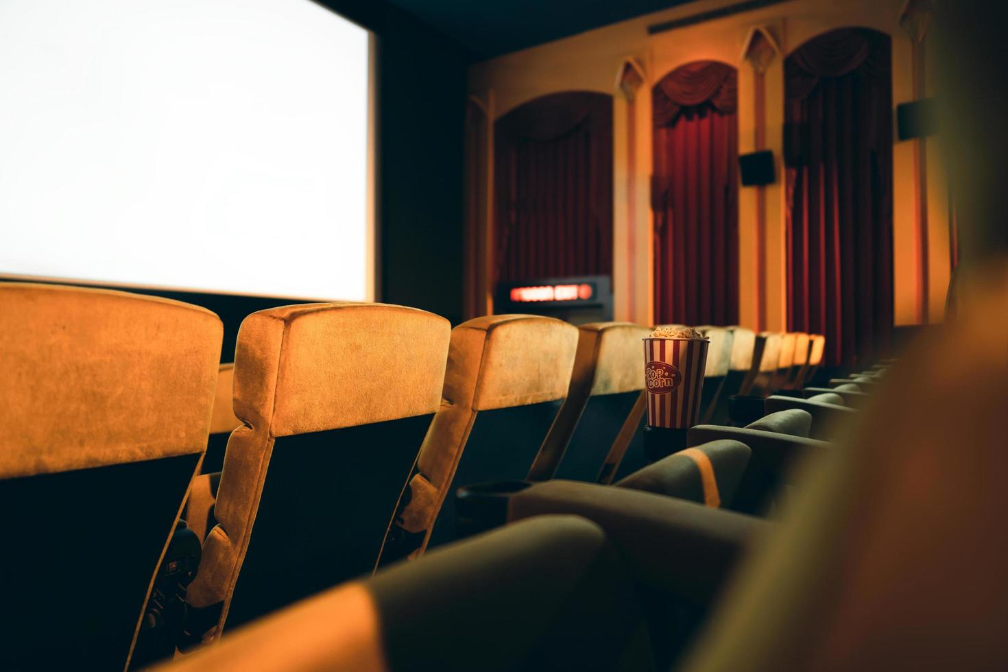 no hay gente en el asiento vacío del teatro foto