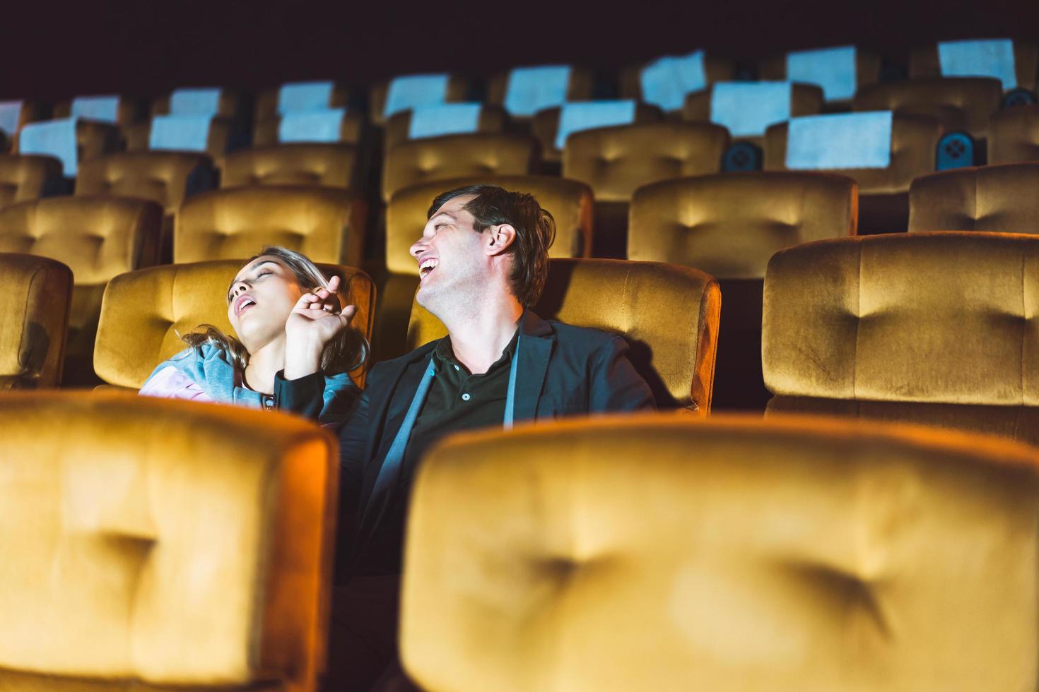 un hombre caucásico y un amigo de la universidad van al cine después de clase. foto