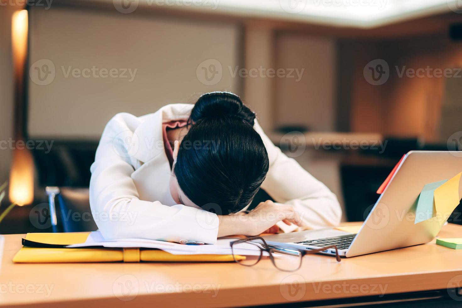 mujer asiática de negocios dormir descansar del trabajo en la oficina foto