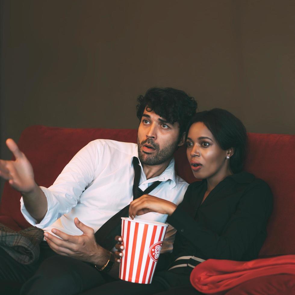 pareja de adultos de diversidad viendo películas en el teatro. foto
