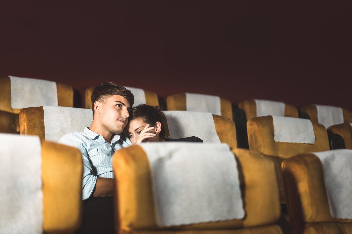 están viendo una película con expresión triste y de llanto. foto