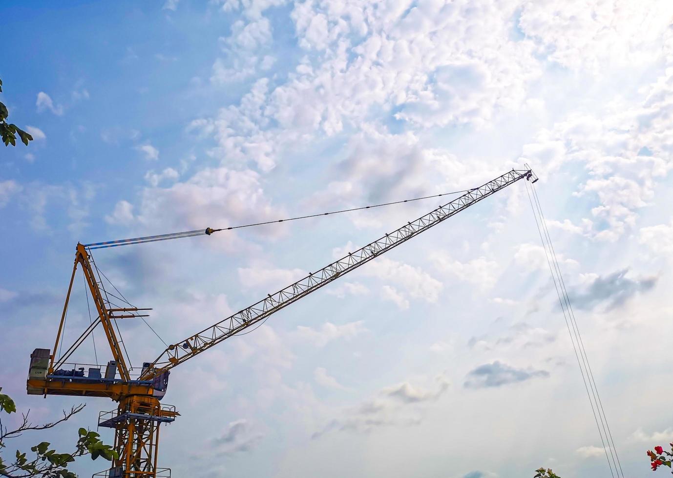 fondo de cielo de grúa de construcción foto