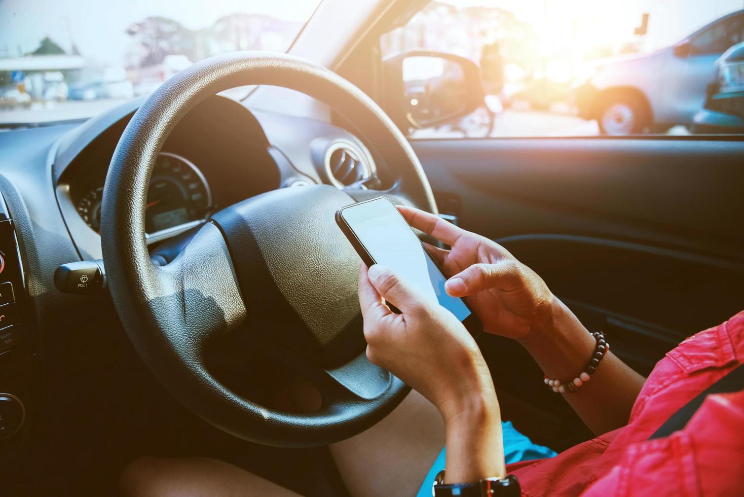 las mujeres asiáticas viajan relajarse en las vacaciones. andar en coche foto