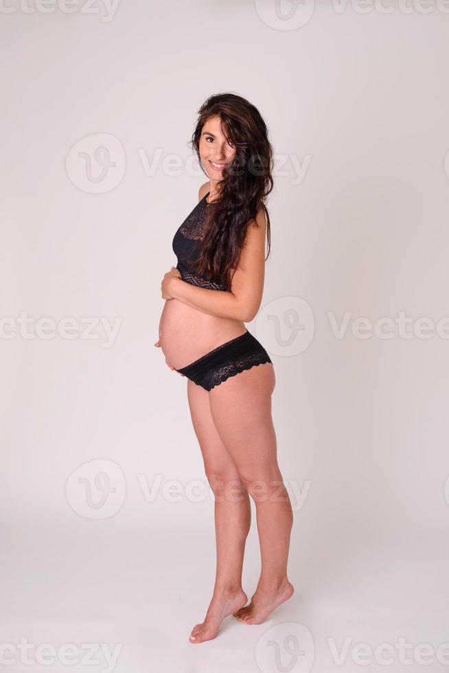 retrato de la joven embarazada disfrutando de su embarazo foto