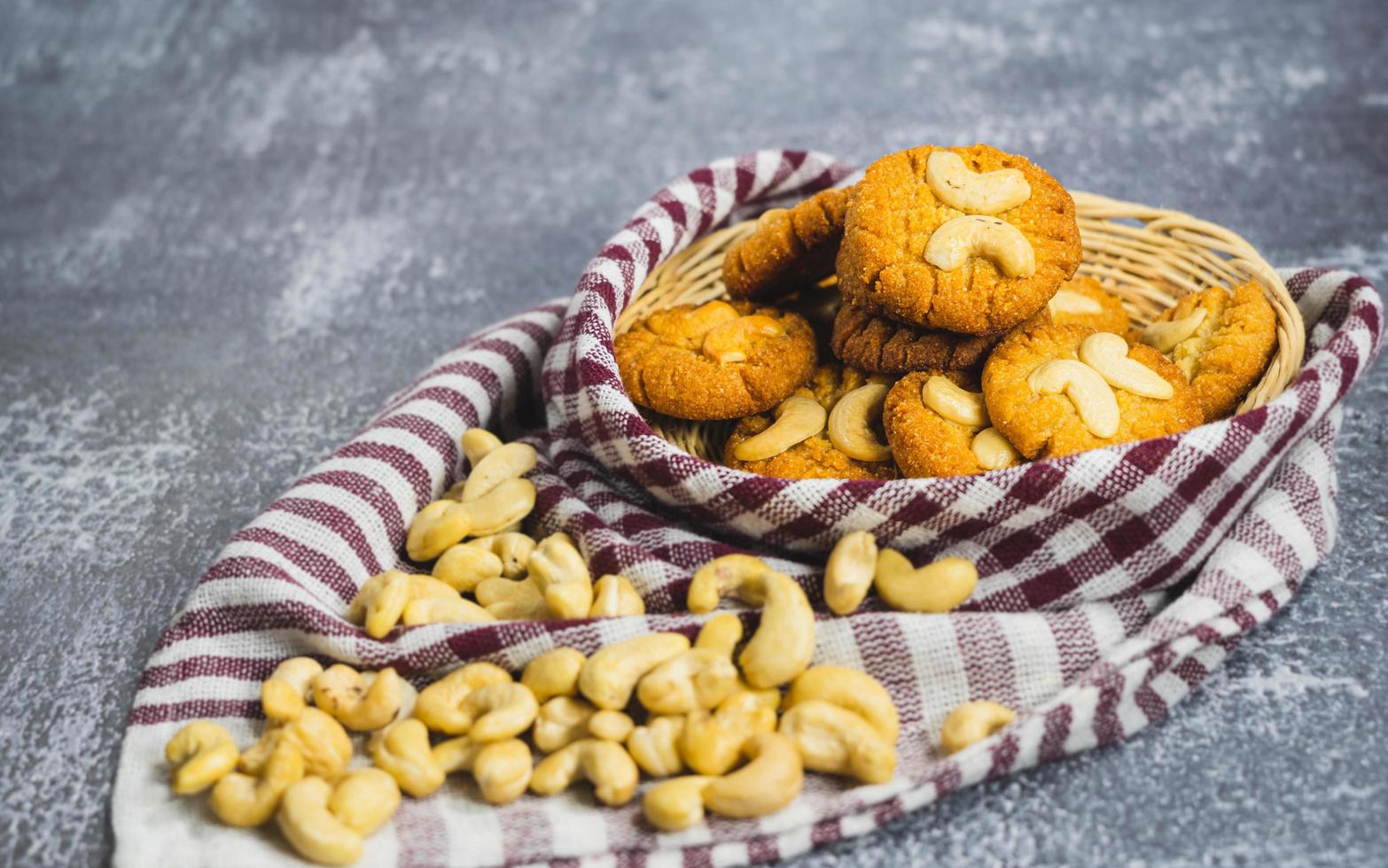 cookies with cashew nuts on the wooden basket,Decorate the base plate with cloth with cashew nuts sprinkled on the front, ketogenic diet photo