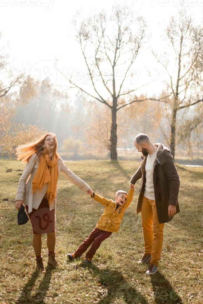 la familia feliz está jugando en la naturaleza. foto