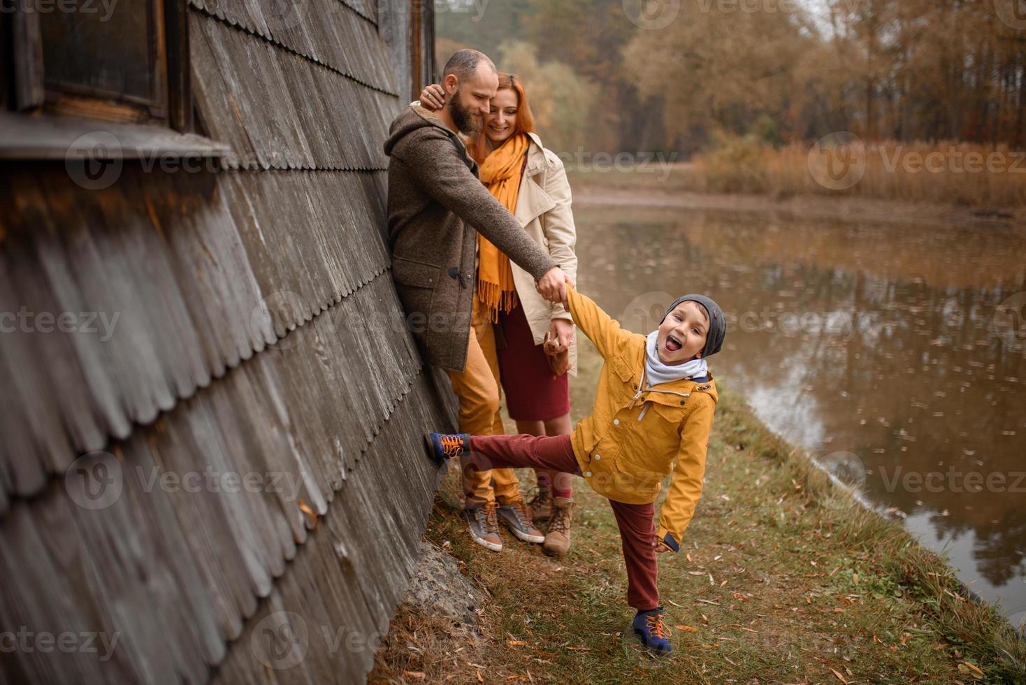 familia feliz. padre, madre e hijo divirtiéndose y jugando en la naturaleza otoñal. foto