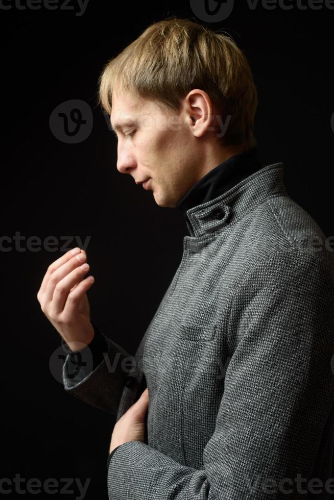 retrato de un hombre apuesto y elegante con un elegante abrigo de otoño foto